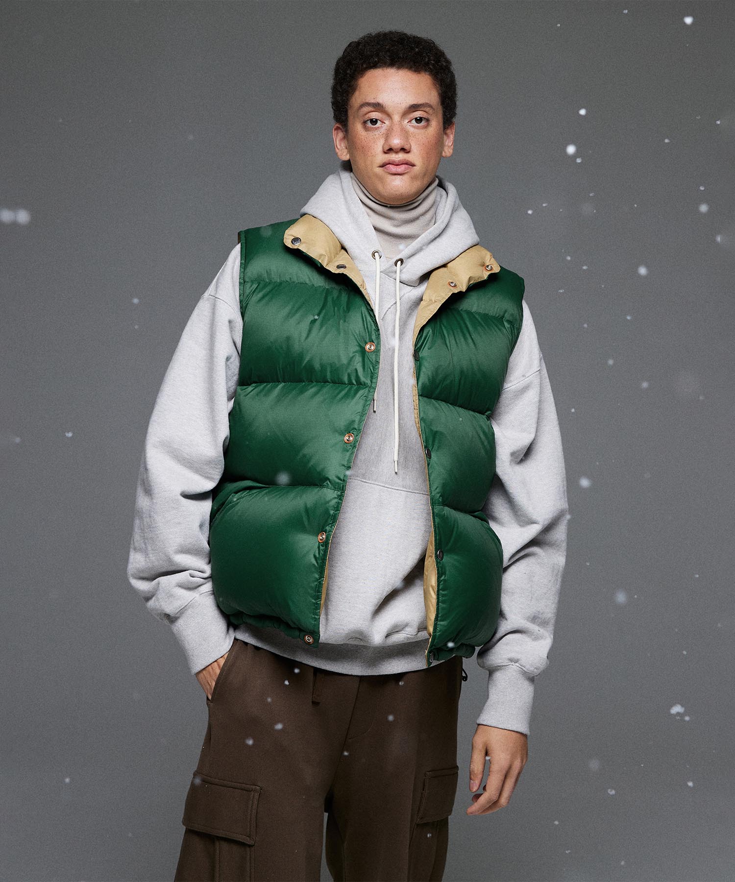 PACKABLE DOUBLE-SIDED DOWN VEST_GREEN / BEIGE